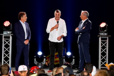 Javier Guillén, director de La Vuelta, con los presentadores Pedro Delgado y Carlos Andrés.