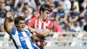 <b>HOMBRE CLAVE. </b>Xabi Prieto disputa un balón con Aurtenetxe.