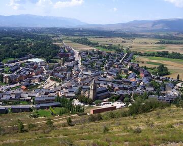 Un enclave es una porción relativamente menor del territorio de una circunscripción territorial que está completamente rodeado por el territorio de otra circunscripción. Llivia es uno de estos enclaves perteneciente al territorio español y rodeado de territorio francés. Está en el Pirineo oriental, a un km de la frontera con España. Tras el Tratado de Llivia (12 de noviembre de 1660); exactamente limita con las comunas francesas de: Targazona, Estavar, Sallagoza, Santa Leocadia, Bourg-Madame, Ur y Angostrina-Villanueva de las Escaldas.
