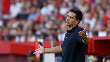 SEVILLA, 01/09/2024.- El entrenador del Girona Míchel Sánchez durante el partido de la cuarta jornada de LaLiga que Sevilla FC y Girona FC disputan hoy domingo en el estadio Ramón Sánchez-Pizjuán. EFE/Julio Muñoz