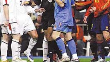 <b>MUY CALIENTE. </b>Beckham separa a Casillas y Rooney en el partido.