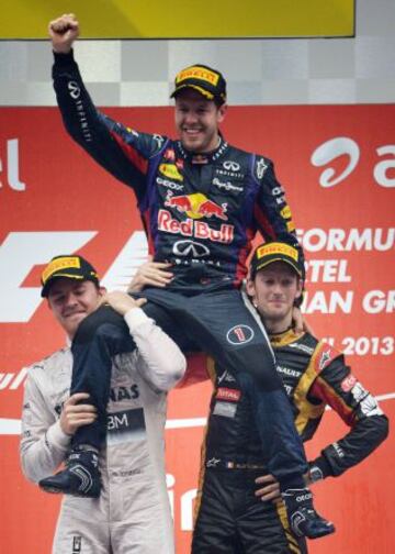 Sebastian Vettel celebrando su décima victoria de la temporada y su cuarto campeonato consecutivo.