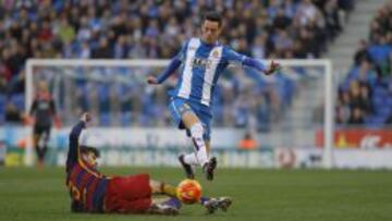 Burgui y Piqué luchan por un balón.