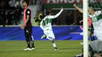 Un gol de Víctor Rodríguez vuelve a sacar al Elche del pozo