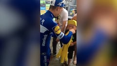 Gesto de líder: Alaphilippe marca la memoria de un niño