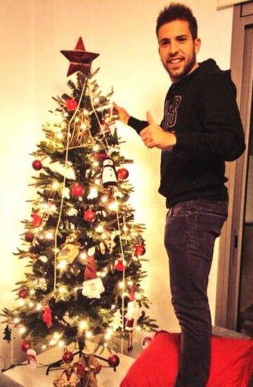 El lateral azulgrana, Jordi Alba, junto a su árbol de Navidad.