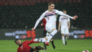 Soccer Football - International Friendly - Albania vs Norway - Elbasan Arena, Elbasan, Albania - March 26, 2018   Norway&#039;s Martin Odegaard in action with Albania&rsquo;s Naser Aliji   REUTERS/Florion Goga
