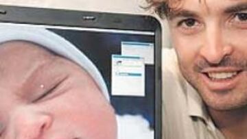 <b>EMOCIONADO. </b>Mancebo conoció a su hija por un e-mail que le envió su cuñado.