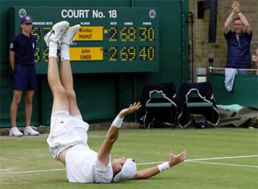 Wimbledon sobrevive a vuvuzelas y jabulanis