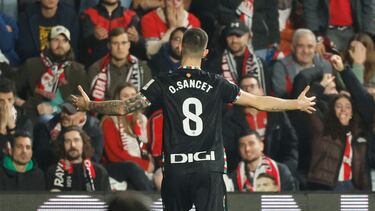 Athletic Bilbao's Spanish midfielder #08 Oihan Sancet celebrates scoring his team's first goal during the Spanish league football between match between Rayo Vallecano de Madrid and Athletic Club Bilbao at the Vallecas stadium in Madrid on December 1, 2024. (Photo by OSCAR DEL POZO / AFP)