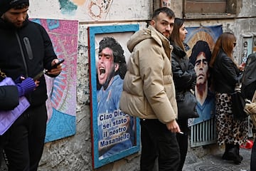 Transehúntes se detienen frente a los murales de Diego Maradona en Quartieri Spagnoli, en el centro de Nápoles.