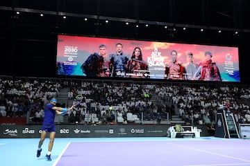 Rafa Nadal devuelve una una a pelota a Carlos Nadal desde el fondo de la pista.