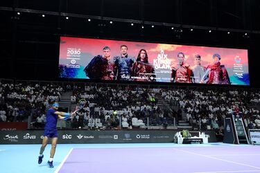 Rafa Nadal devuelve una una a pelota a Carlos Nadal desde el fondo de la pista.