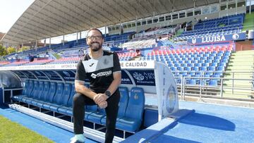 Bordalás posa en el banquillo local del Coliseum.