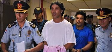 Ronaldinho, un ídolo caído en prisión preventiva
