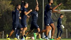 Dani Alves, con Pumas, en el CAR de Sant Cugat.