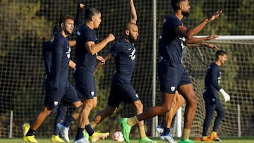 Dani Alves, con Pumas, en el CAR de Sant Cugat.