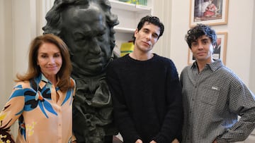 (I-D) La cantante Ana Belén y los directores de cine y guionistas Javier Calvo y Javier Ambrossi posan tras una entrevista para Europa Press, en la sede de la Academia de Cine, a 30 de enero de 2024, en Madrid (España). Los Premios Goya 2024, que se celebrarán el próximo sábado 10 de febrero en Valladolid, están encabezados por los presentadores de la gala, Ana Belén, Javier Ambrossi y Javier Calvo, quienes aparecen en el spot oficial y en apenas medio minuto muestra con humor un accidentado rodaje con percances para sus integrantes, con la caída final de un piano sobre Ana Belén.
30 ENERO 2024;MADRID;PRESENTADORES;PREMIOS GOYA 2024
Fernando Sánchez / Europa Press
30/01/2024