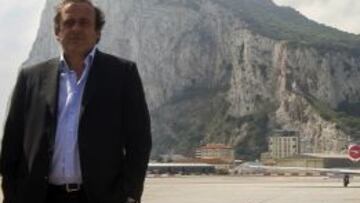 Platini, forzado por una sentencia del TAS, admiti&oacute; a Gibraltar el 24 de mayo de 2013. El 10 de mayo pasado (en la foto) se baj&oacute; de un jet privado para ver en el estadio Victoria la final de la Copa local.
 