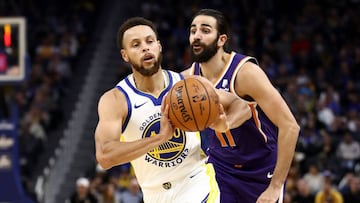 SAN FRANCISCO, CALIFORNIA - OCTOBER 30: Stephen Curry #30 of the Golden State Warriors passes the ball after he dribbled by Ricky Rubio #11 of the Phoenix Suns at Chase Center on October 30, 2019 in San Francisco, California. NOTE TO USER: User expressly acknowledges and agrees that, by downloading and or using this photograph, User is consenting to the terms and conditions of the Getty Images License Agreement.   Ezra Shaw/Getty Images/AFP
 == FOR NEWSPAPERS, INTERNET, TELCOS &amp; TELEVISION USE ONLY ==