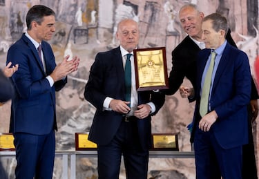 El presidente del Gobierno, Pedro Sánchez; el exjugador de baloncesto Juan Antonio Corbalán; el exjugador de baloncesto Josep María Margall y el  exjugador de baloncesto José Luis Llorente, tras recibir el equipo la Placa de Oro de la Real Orden del Mérito Deportivo a la selección española de baloncesto 1984.