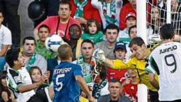 <b>ATENTO. </b>Casillas no tuvo excesivo trabajo ayer en Santander, pero el poco que tuvo lo solventó sin problemas. En la imagen, despeja una llegada de Pereira.