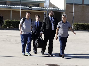 Ángel María Villar y su hijo Gorka saliendo de la prisión de Soto del Real.
