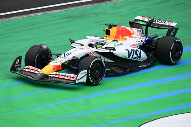 Isack Hadjar pilotando por fuera de la pista del Circuito Internacional de Shanghái.