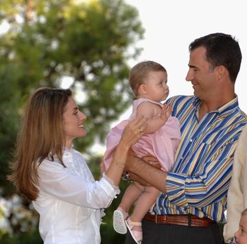 Felipe VI y Letizia Ortiz posan junto a su hija, la princesa Leonor, durante las vacaciones de ese mismo año. El destino elegido fue Mallorca.