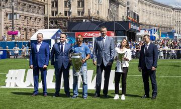 Vitali Klichkó, alcalde de Kiev y ex boxeador, encabezando la llegada de la copa de la Champions League junto al ex futbolista brasileño, Cafú. 