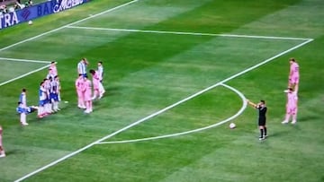 Nadie se percató y es una pillería total de Messi: vean lo que hizo en su falta