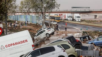 Vehículos destrozados y agua por las calles tras el paso de la DANA por el barrio de La Torre de Valencia, a 30 de octubre de 2024, en Valencia, Comunidad Valenciana (España). La Comunitat Valenciana ha registrado la gota fría "más adversa" del siglo en la región. La Generalitat ha activado el procedimiento de múltiples víctimas por "prevención de lo que pueda venir", después de que el primer balance apunte a 51 víctimas mortales como consecuencia del temporal. En estos momentos, todavía hay personas esperando a ser rescatadas y puntos sin cobertura de telefonía y sin luz.
30 OCTUBRE 2024;DANA
Rober Solsona / Europa Press
30/10/2024