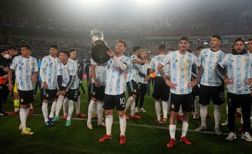 AME3391. BUENOS AIRES (ARGENTINA), 09/09/2021.- Lionel Messi (c) de Argentina sostiene el trofeo de campeón de la Copa América junto a sus compañeros en una celebración hoy, al final de un partido por las eliminatorias sudamericanas al Mundial de Catar 2022 entre Argentina y Bolivia, en el estadio Monumental de Núñez en Buenos Aires (Argentina). EFE/ Natacha Pisarenko POOL