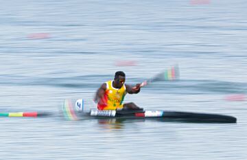 Edmond Sanka, del equipo de Senegal, compite en la prueba individual masculina de kayak de 200 m KL3. 