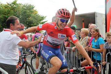 David de la Cruz luce el maillot rojo de líder de la Vuelta a España 2016 antes de la etapa de Lagos de Covadonga.