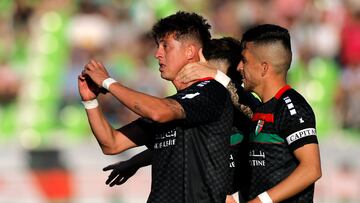 Futbol, Palestino vs Cobresal.
Fecha 1, Campeonato Nacional 2025.
El jugador de Palestino Pablo Parra celebra su gol contra Cobresal durante el partido de primera division disputado en el estadio Municipal de La Cisterna en Santiago, Chile.
15/02/2025
Javier Torres/Photosport
Soccer, Palestino vs Cobresal.
Date 1, National Championship 2025.
Palestino's player Pablo Parra celebrates his goal against Cobresal during the first division match held at the Municipal de La Cisterna stadium in Santiago, Chile.
15/02/2025
Javier Torres/Photosport