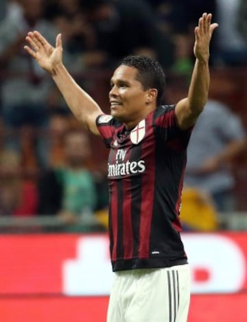 Carlos Bacca celebra su segunda anotación. 