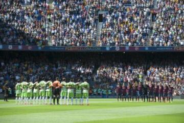Los jugadores del FC Barcelona durante el minuto de silencio guardado en memoria del exentrenador del club Francesc 'Tito' Vilanova, fallecido el pasado viernes a los 45 años, antes del comienzo del partido correspondiente a la trigésimo sexta jornada de Liga que disputan frente al Getafe en el estadio Camp Nou de Barcelona. 