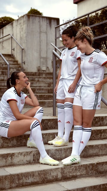 La segunda equipación de España se trata de una camiseta blanca, con diseño frontal y cuello redondo con detalles en rojo y azul marino. Ha sido también diseñada por las jugadoras durante los distintos encuentros que se han desarrollado con Adidas y los responsables de la RFEF. 