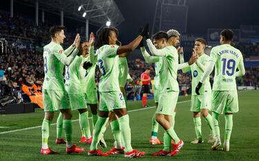 0-1. Jules Koundé celebra el primer tanto con sus compañeros de equipo.