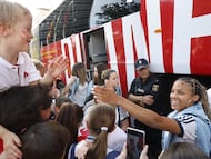 Vicky López saluda a los aficionados a la llegada del autobús de la Selección a Córdoba.