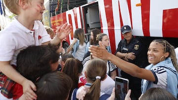 Vicky López saluda a los aficionados a la llegada del autobús de la Selección a Córdoba.