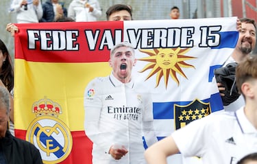 Aficionados del Real Madrid en el estadio Municipal de Montilivi.