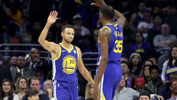 PHILADELPHIA, PA - NOVEMBER 18: Stephen Curry #30 and Kevin Durant #35 of the Golden State Warriors celebrate during the end of the Warriors 124-116 win over the Philadelphia 76ers at Wells Fargo Center on November 18, 2017 in Philadelphia,Pennsylvania. NOTE TO USER: User expressly acknowledges and agrees that, by downloading and or using this photograph, User is consenting to the terms and conditions of the Getty Images License Agreement.   Rob Carr/Getty Images/AFP
 == FOR NEWSPAPERS, INTERNET, TELCOS &amp; TELEVISION USE ONLY ==