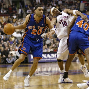 En los 90 Houston fue un jugador realmente importante para los Knicks, hasta el punto de meter la canasta que clasificó al equipo de Nueva York a las semifinales de conferencia de 1999, año en el que llegarían a las Finales. Pero en 2001 ya había cumplido los 30 y puede que nadie en la franquicia neoyorkina pensase que firmarle un contrato de 6 años suponía que el jugador lo acabara con 36. Las dos primeras temporadas no fueron malas, aunque en ningún caso al nivel de superestrella que se suponía debía jugar por el dinero que le pagaban, pero una terrible lesión de rodilla le dejó fuera dec onbate a partir la tercera. Tal fue el shock que la NBA creó una nueva cláusula en el convenio colectivo: la conocida coloquialmente como 'Norma Allan Houston', con la que los equipos podían deshacerse de un contrato muy alto de un jugador que apenas jugase.