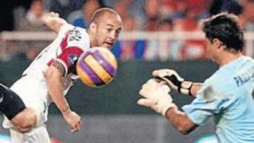 <b>UN PASO ADELANTE. </b>El Sánchez Pizjuán continúa invicto en Europa y Chevantón anotó ayer un deseado gol.