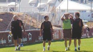 <b>DOLORIDO. </b>Losada camina con las manos sobre la cabeza tras recibir el balonazo.