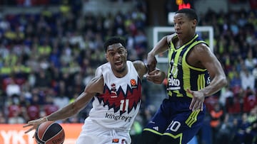 Devon Hall, del Fenerbahce, ante Trent Forrest, del Baskonia.