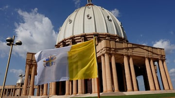 The Vatican flag flutters at the Basilica of Our Lady of Peace after the announcement of the death of Pope Francis, in Yamoussoukro, Ivory Coast, April 21, 2025. REUTERS/Luc Gnago