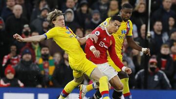 Soccer Football - Premier League - Manchester United v Crystal Palace - Old Trafford, Manchester, Britain - December 5, 2021 Crystal Palace's Conor Gallagher in action with Manchester United's Cristiano Ronaldo REUTERS/Phil Noble EDITORIAL USE O